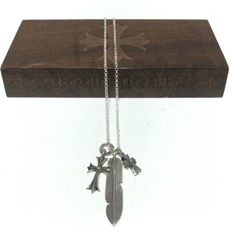 Ch*0me He**ts necklaces